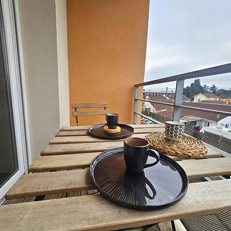 Apartment Cosy Equipe Avec Terrasse, Wifi